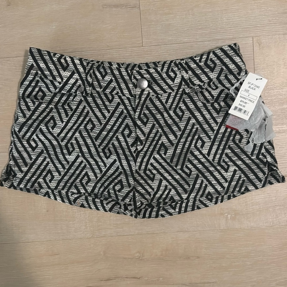 NWT low rise shorts black and white Size 4